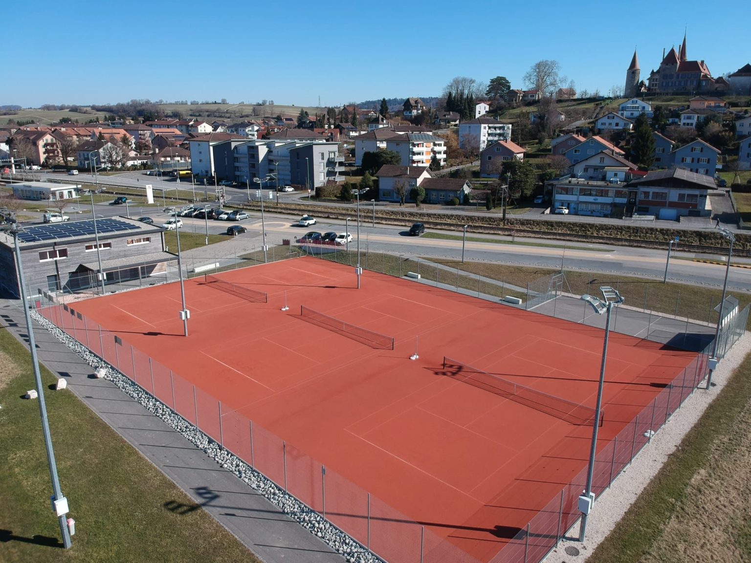 Vue aérienne des trois terrains du Tennis Club Avenches